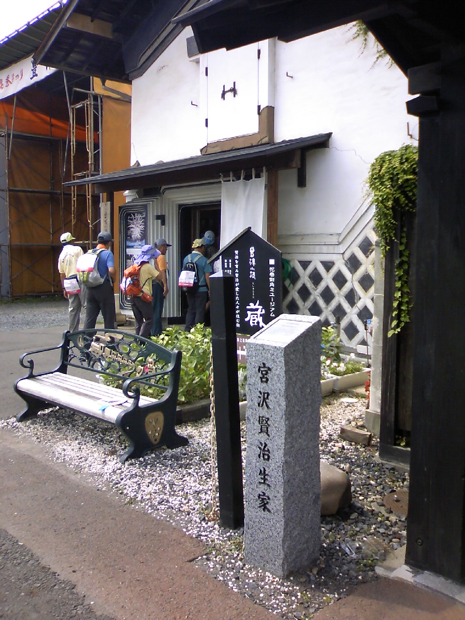 ウォーキングの風景 2010 08 22 宮沢賢治生家 ココで生まれたらしい 賢治自耕の地 前日 21日 の4枚目の写真が 示す 下ノ畑 がココです 電車 ちっちゃい電車だな 用途は見忘れた 鹿踊り 花巻駅にあった 鹿を しか と読まないんだ